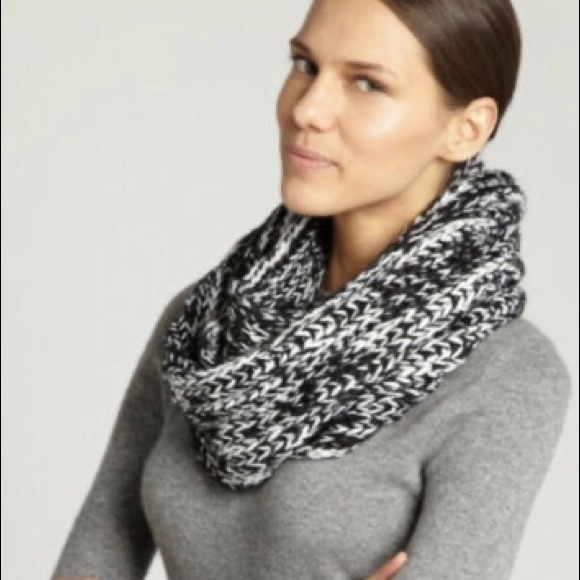 Hollister Infinity Scarf Black & White - Picture 4 of 4
